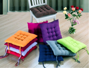 белый стул с разноцветными подушками