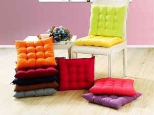 Белый стул с разноцветными подушками