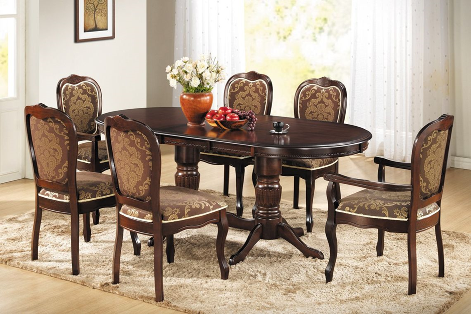 Комната в классическом стиле с коричневым столом и мягкими стульями