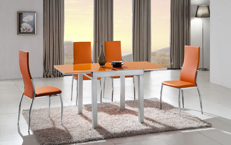 Комната в стиле модерн с оранжевым столом и стульями
