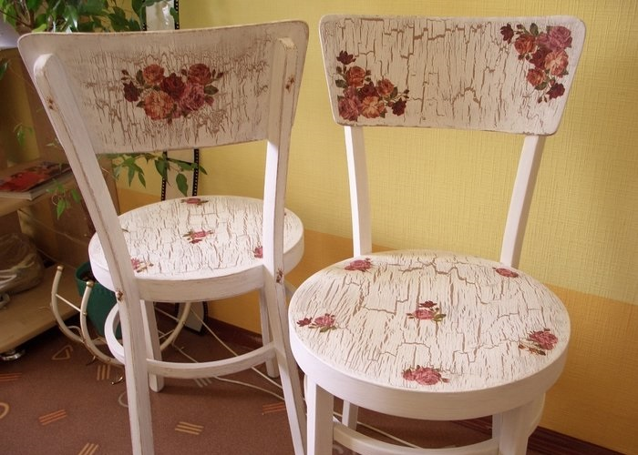 отреставрированный белый стул в стиле кракелюр с цветочками