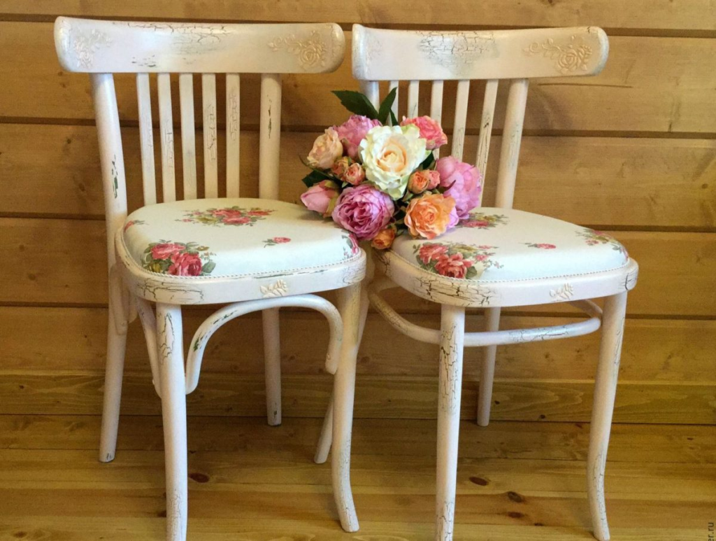 два стула с цветами