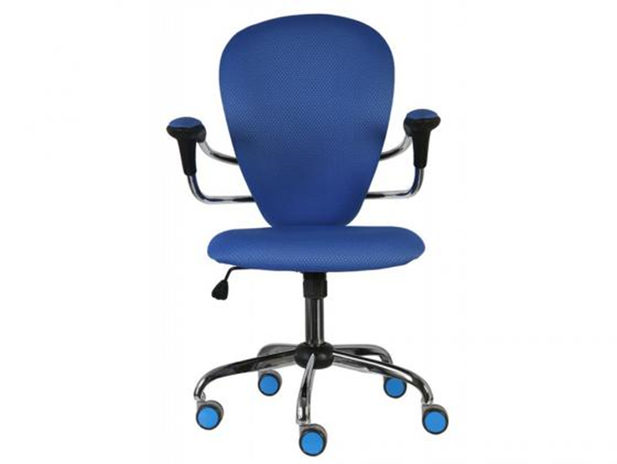 синий офисный стул на колесиках