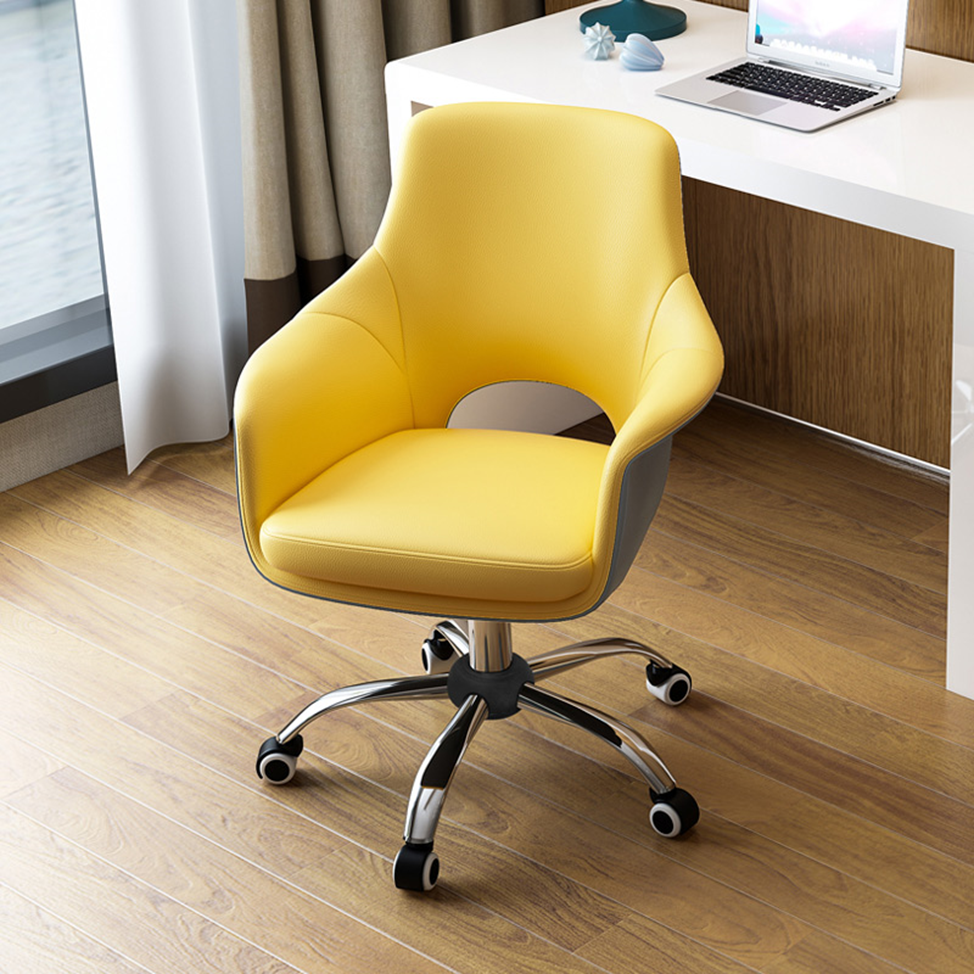 кожаное офисное кресло желтого цвета