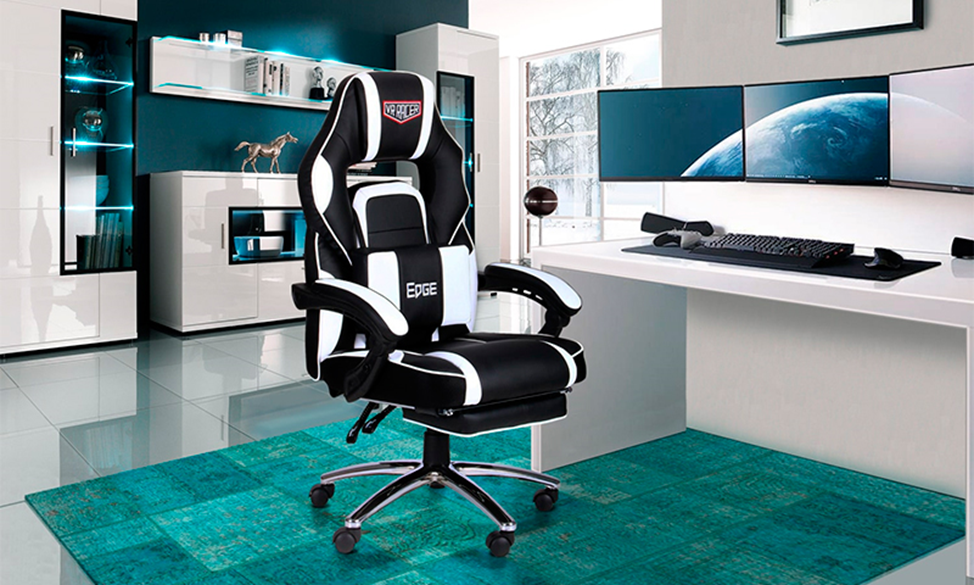 комната с компьютерным геймерским креслом