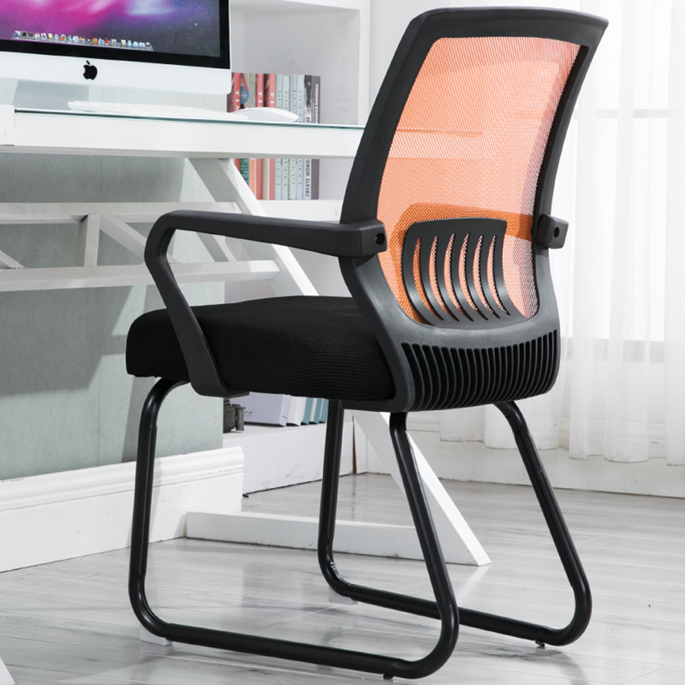 черный офисный стул без колесиков с оранжевой спинкой