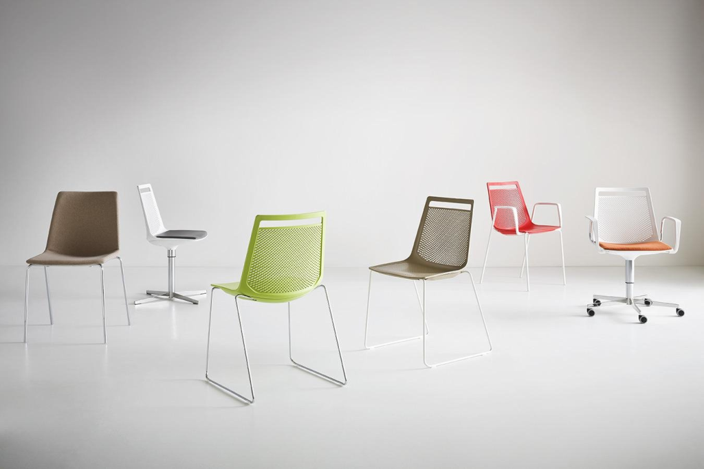 стулья разных цветов и моделей