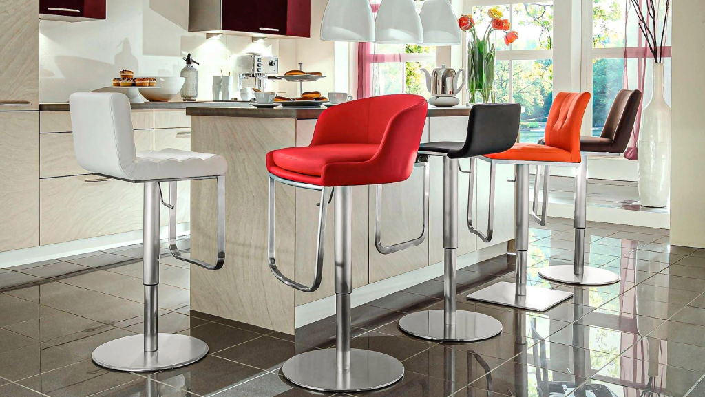 Кухня с барными стульями разных цветов